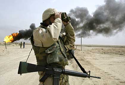 Irak, 2003, yanan bir petrol alany